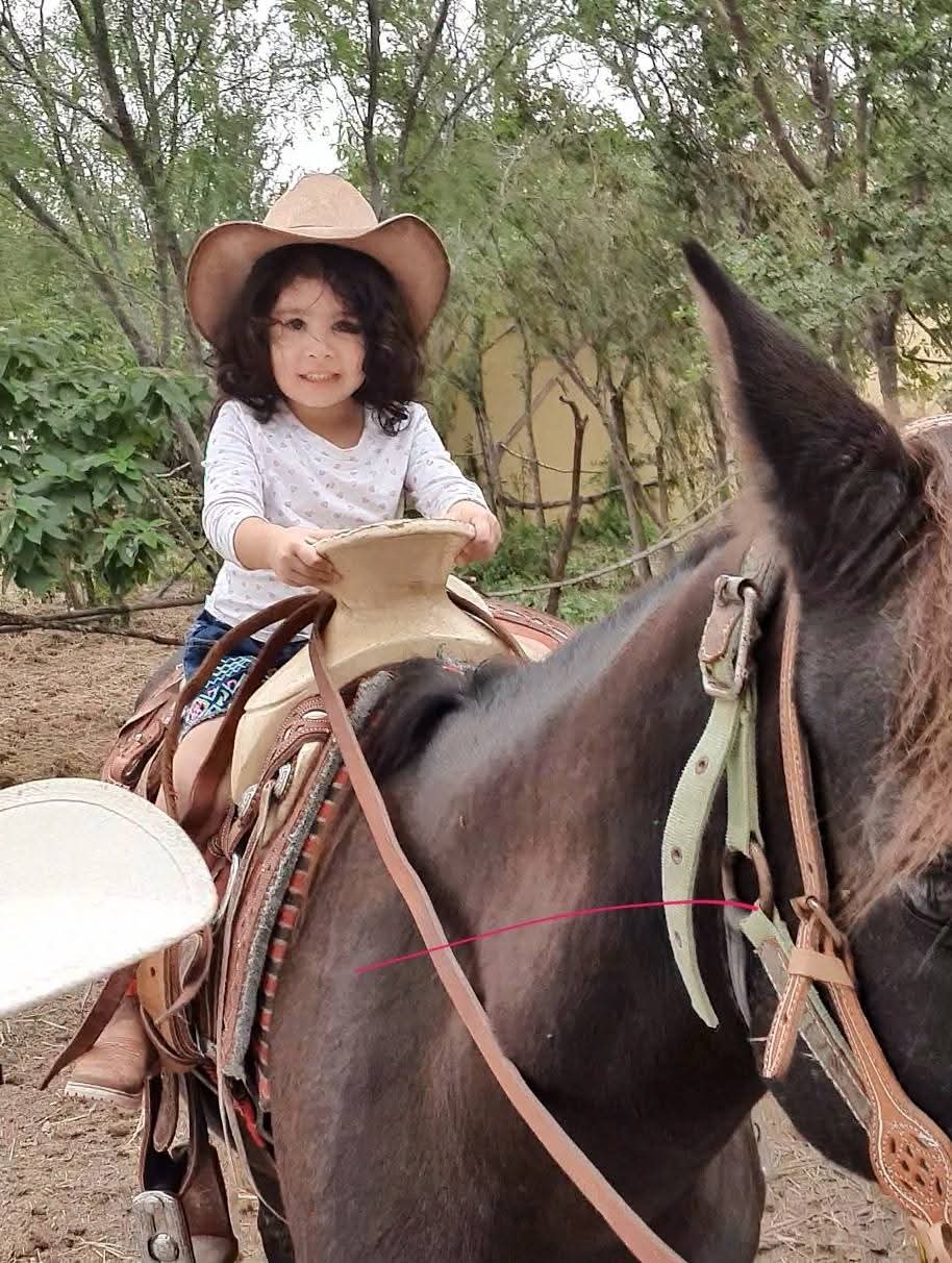Pequeña jinete con sombrero vaquero