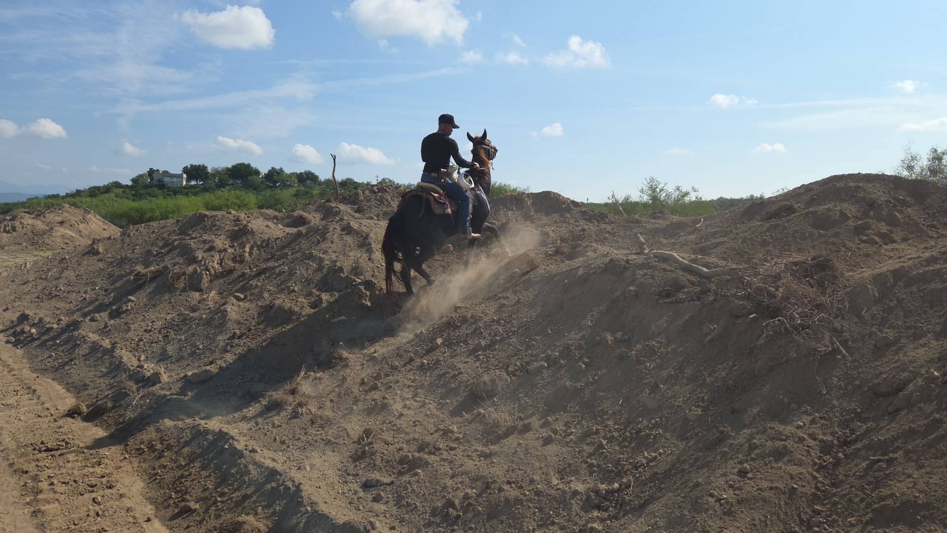 Ascenso a caballo en terreno agreste